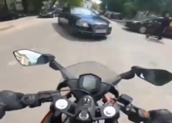 VIDEO Polițiștii au întocmit un dosar penal, după accidentul rutier din apropierea Spitalului Clinic Județean Suceava. Șoferul unui autoturism nu a acordat prioritate unui motociclist în vârstă de 16 ani: ”Uăi omule, uăi, eu semnalizez. Tu nu te uiți?”