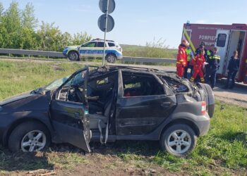 FOTO Un autoturism s-a răsturnat în afara părții carosabile, pe raza localității Stroiești. Șoferul a fost transportat la spital