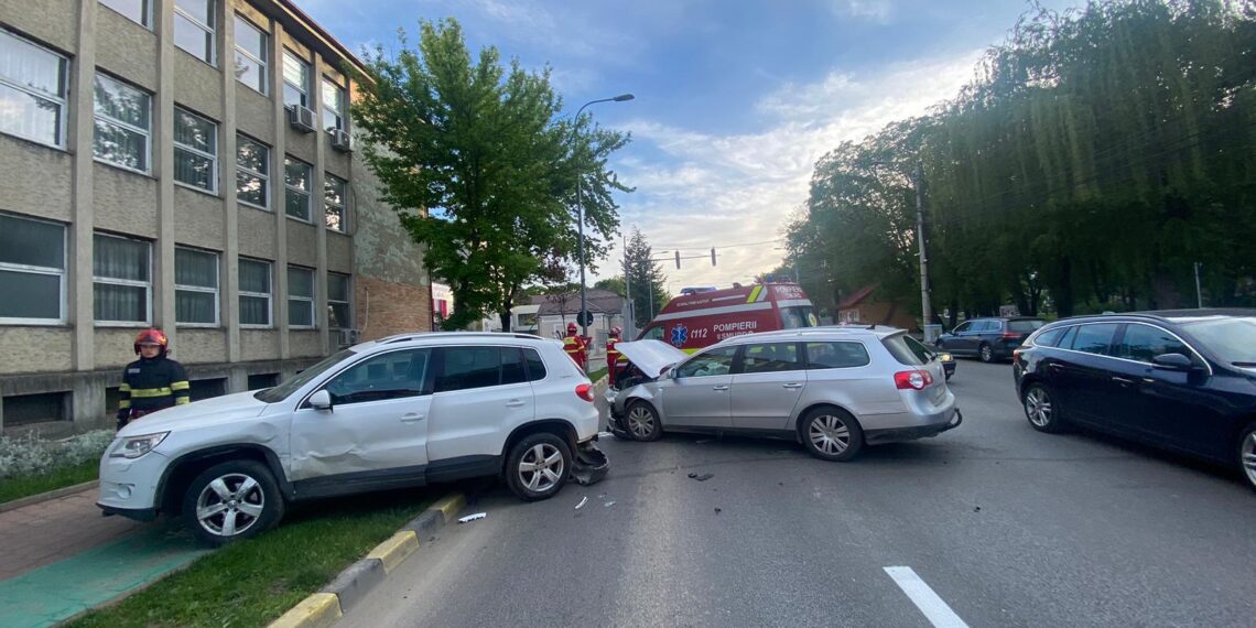 FOTO Accident rutier în fața Centrului de Transfuzii din Suceava. O persoană a ajuns la spital