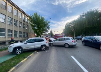 FOTO Accident rutier în fața Centrului de Transfuzii din Suceava. O persoană a ajuns la spital