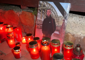AJUTĂ cu orice sumă de bani familia tânărul sucevean ce a fost ucis în urma unei divergențe, în Săptămâna Mare. Un individ de 21 de ani l-a spulberat cu mașina, după ce îl căutase cu un topor