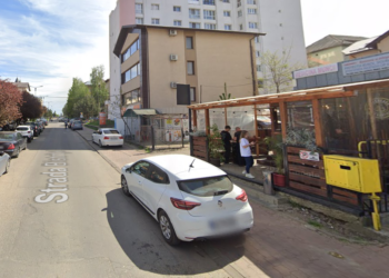 Un individ, care a bătut o persoană pentru că și-a lăsat autoturismul cu motorul pornit în fața unei cafenele din Obcini, a fost condamnat la o amendă penală de 3.600 de lei. Agresorul era deranjat de noxe