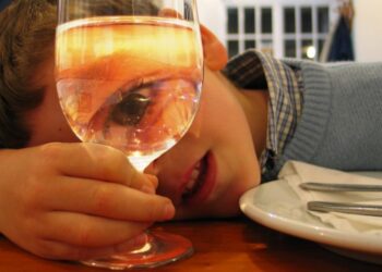 Trei frați, de 7 și 11 ani, au ajuns la spital în comă alcoolică de gradul II, după ce au băut o sticlă de rachiu. Aceștia sunt din Harghita și au venit cu părinții în vizită la niște rude din Gura Humorului
