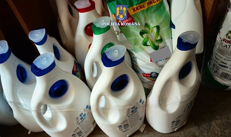 FOTO Polițiștii suceveni au luat la puricat Complexul Comercial Bazar din Suceava. Oamenii legii au întocmit 10 dosare penale și au confiscat peste o tonă de detergenți contrafăcuți