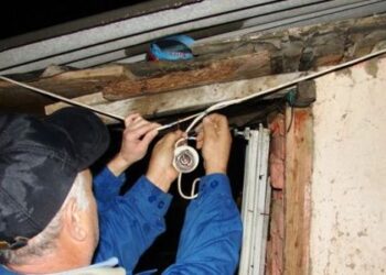 Dosar penal pentru furt de curent. Un chioșc din Obcini se alimenta cu energie electrică de la un bloc din apropiere, printr-o instalație clandestină