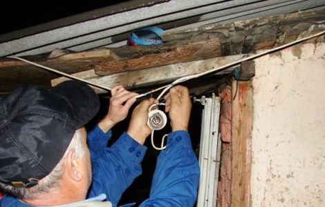 Dosar penal pentru furt de curent. Un chioșc din Obcini se alimenta cu energie electrică de la un bloc din apropiere, printr-o instalație clandestină