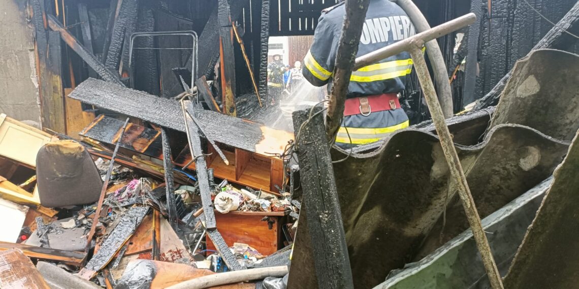 VIDEO Incendiu izbucnit la două garaje din municipiul Fălticeni