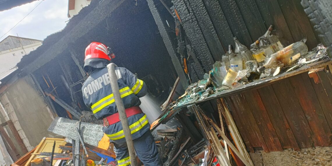 VIDEO Incendiu izbucnit la două garaje din municipiul Fălticeni