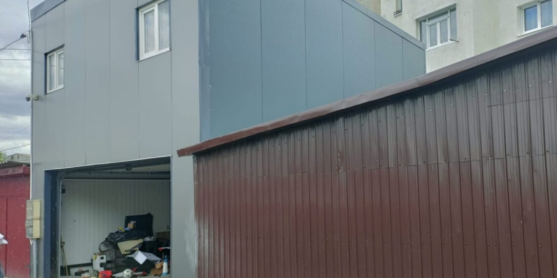 VIDEO Incendiu izbucnit la două garaje din municipiul Fălticeni