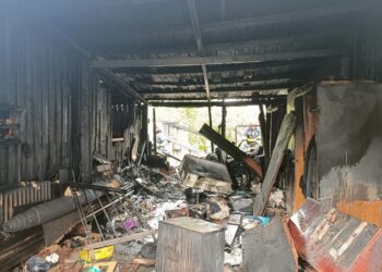 VIDEO Incendiu izbucnit la două garaje din municipiul Fălticeni