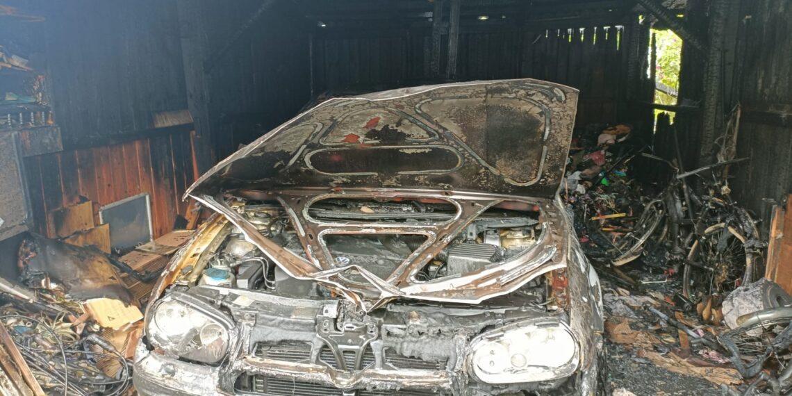 VIDEO Incendiu izbucnit la două garaje din municipiul Fălticeni