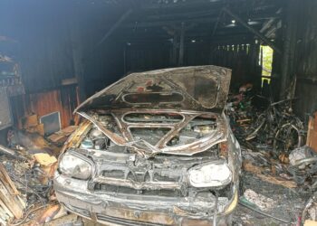 VIDEO Incendiu izbucnit la două garaje din municipiul Fălticeni
