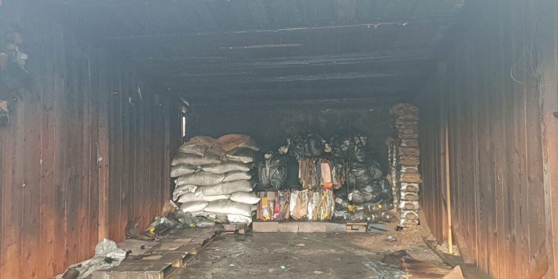 VIDEO Incendiu izbucnit la două garaje din municipiul Fălticeni