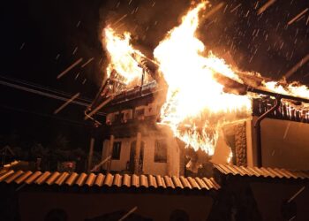 FOTO Incendiu izbucnit la o gospodărie din Frasin, la ora 3 dimineața. Pompierii au intervenit cu șase autospeciale de stingere