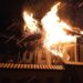 FOTO Incendiu izbucnit la o gospodărie din Frasin, la ora 3 dimineața. Pompierii au intervenit cu șase autospeciale de stingere
