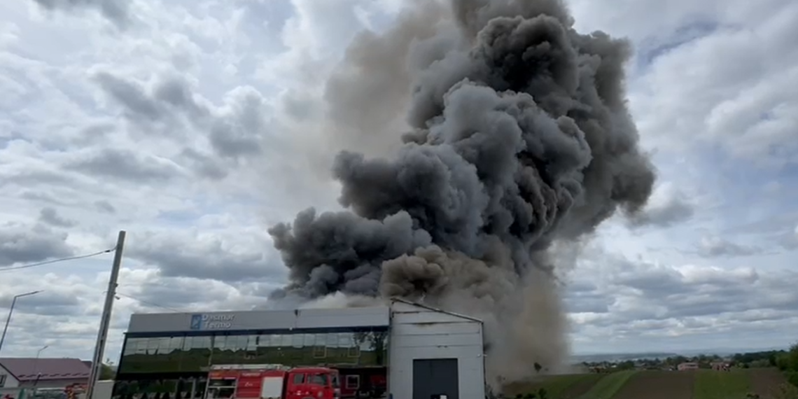 VIDEO Incendiu puternic la o hală de termopane din Salcea