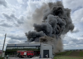 VIDEO Incendiu puternic la o hală de termopane din Salcea