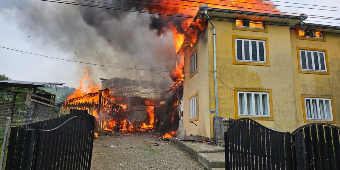 FOTO Cinci persoane au ajuns la spital, după un incendiu de proporții, izbucnit la o gospodărie din Stulpicani. Un bărbat a suferit arsuri la nivelul mâinilor și pe frunte