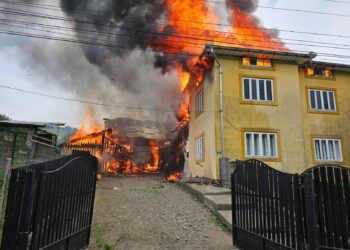 FOTO Cinci persoane au ajuns la spital, după un incendiu de proporții, izbucnit la o gospodărie din Stulpicani. Un bărbat a suferit arsuri la nivelul mâinilor și pe frunte