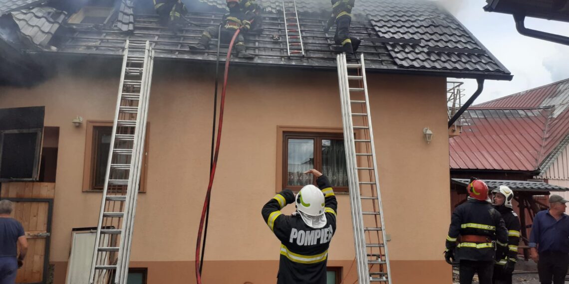 FOTO Pompierii au intervenit cu 10 autospeciale de stingere la un incendiu izbucnit la o locuință din Volovăț. O adolescentă de 15 ani a suferit un atac de panică