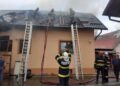 FOTO Pompierii au intervenit cu 10 autospeciale de stingere la un incendiu izbucnit la o locuință din Volovăț. O adolescentă de 15 ani a suferit un atac de panică