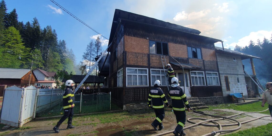 VIDEO Puternic incendiu izbucnit în imediata apropiere a Mănăstirii Voroneț. Două gospodării au fost afectate