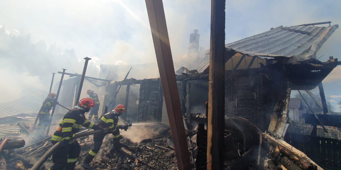 VIDEO Puternic incendiu izbucnit în imediata apropiere a Mănăstirii Voroneț. Două gospodării au fost afectate