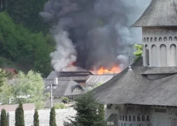 VIDEO Puternic incendiu izbucnit în imediata apropiere a Mănăstirii Voroneț. Două gospodării au fost afectate