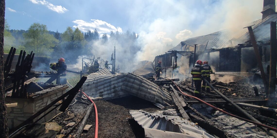 VIDEO Puternic incendiu izbucnit în imediata apropiere a Mănăstirii Voroneț. Două gospodării au fost afectate