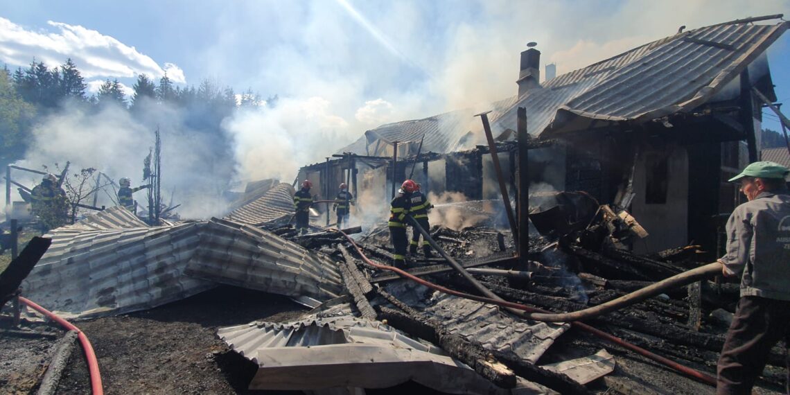 VIDEO Puternic incendiu izbucnit în imediata apropiere a Mănăstirii Voroneț. Două gospodării au fost afectate