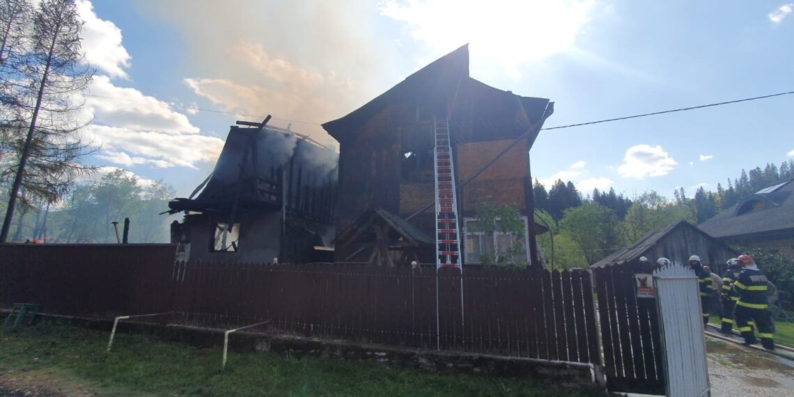 VIDEO Puternic incendiu izbucnit în imediata apropiere a Mănăstirii Voroneț. Două gospodării au fost afectate