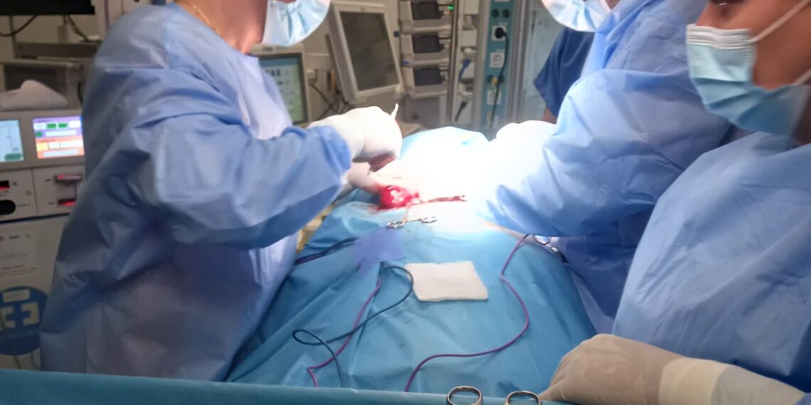 FOTO O nouă premieră medicală la Spitalul Clinic Județean de Urgență Suceava. Glandă tiroidă extrem de voluminoasă, operată cu succes