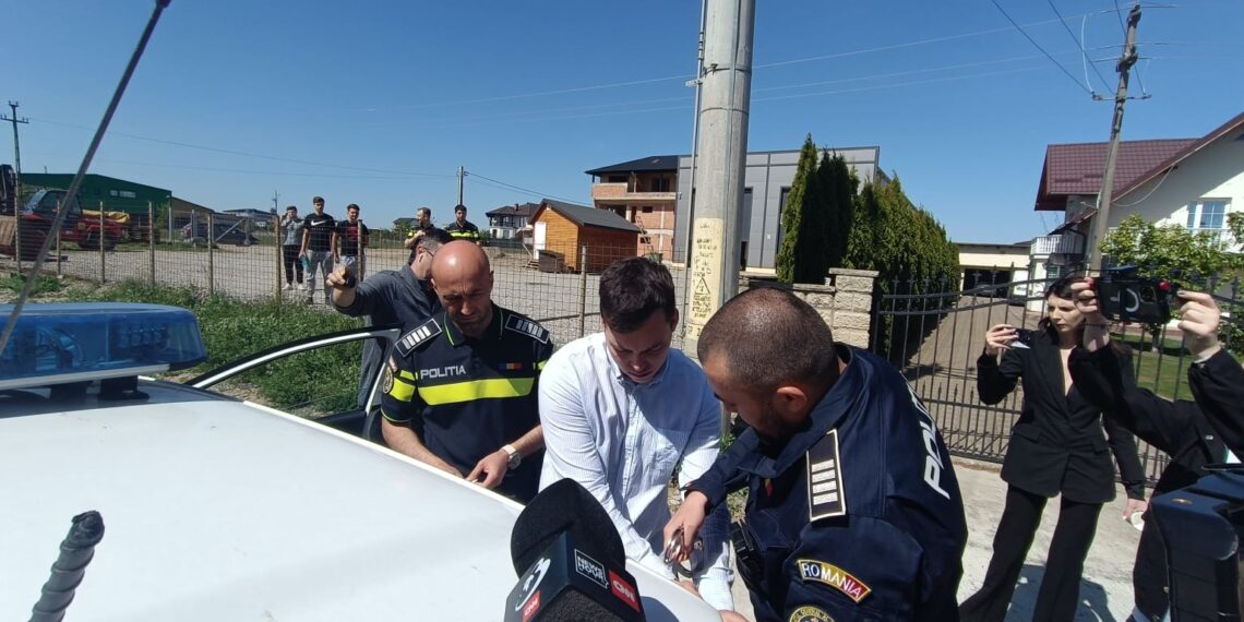 VIDEO Un individ de 21 de ani a spulberat un pieton în vârstă de 26 de ani pe un drum ce leagă Moara de Frumoasa și a fugit de la fața locului, baricadându-se în locuința de domiciliu. Individul avea 0,71 mg/l alcool pur în aerul expirat