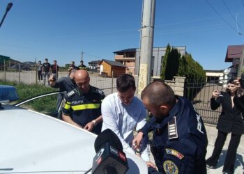 VIDEO Un individ de 21 de ani a spulberat un pieton în vârstă de 26 de ani pe un drum ce leagă Moara de Frumoasa și a fugit de la fața locului, baricadându-se în locuința de domiciliu. Individul avea 0,71 mg/l alcool pur în aerul expirat
