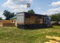 FOTO Polițiștii suceveni au indisponibilizat două ansambluri de vehicule pentru transport ilegal de material lemnos. Circa 200 de metri cubi de cherestea și bușteni, confiscați