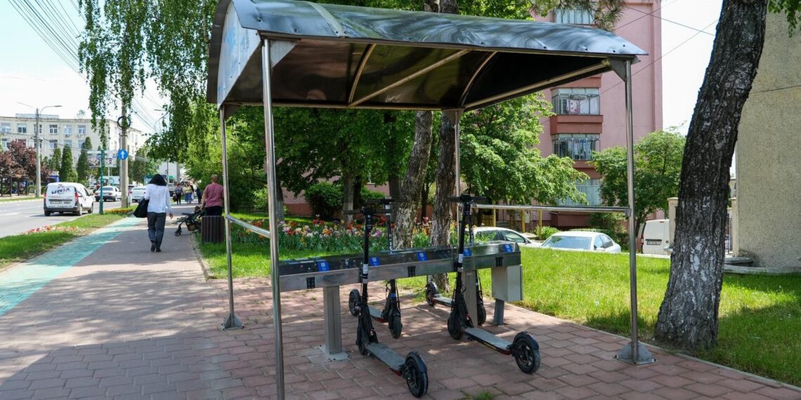 Trotinetele electrice ale Primăriei Suceava se pot închiria de astăzi, 1 Mai: ”Locațiile au rămas aceleași, la fel și tariful”