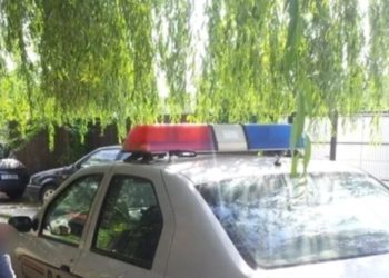 Peste patru ani de închisoare pentru un ”zmeu” din Liteni, care a urinat pe mașina de poliție, după ce s-a îmbătat și a provocat un accident rutier. Individul l-a lovit pe un polițist cu piciorul în barbă