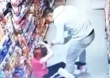 Un bărbat din zona Câmpulung Moldovenesc, care s-a obișnuit să își bată iubita și să o amenințe cu moartea când refuza să îi dea țigări pe datorie, a fost condamnat la un an și cinci luni de închisoare cu executare. Victima era administratorul unui magazin
