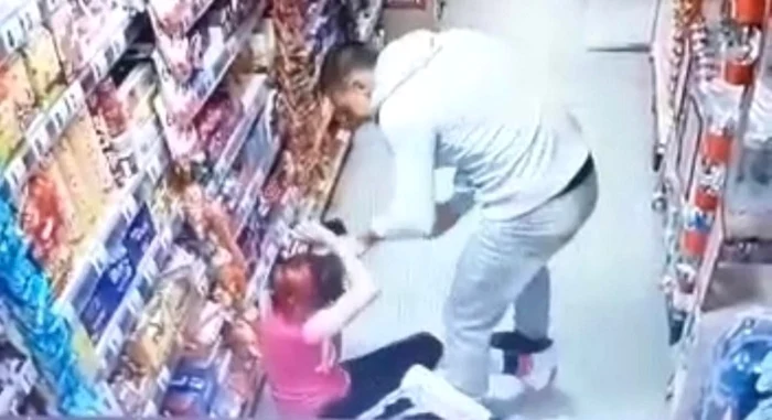 Un bărbat din zona Câmpulung Moldovenesc, care s-a obișnuit să își bată iubita și să o amenințe cu moartea când refuza să îi dea țigări pe datorie, a fost condamnat la un an și cinci luni de închisoare cu executare. Victima era administratorul unui magazin