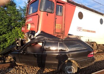 VIDEO Accident feroviar mortal în orașul Liteni. Un șofer în vârstă de 20 de ani și-a pierdut viața, după ce nu a respectat culoarea roșie a semaforului