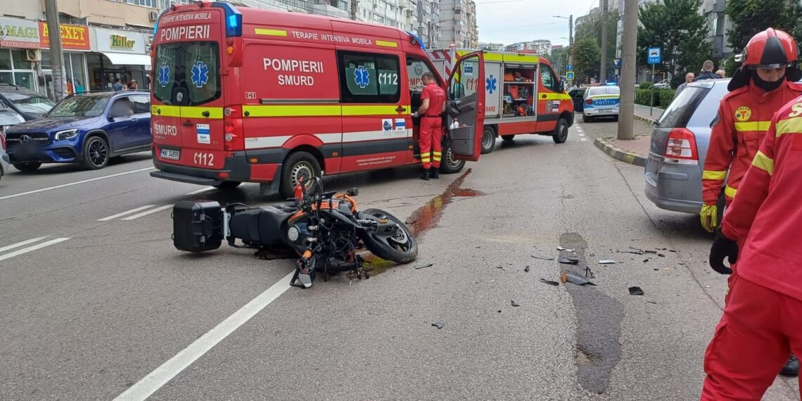 FOTO Accident rutier în zona Mobilă, din cartierul George Enescu. Un motociclist a ajuns la spital