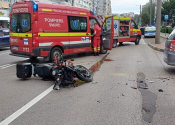 FOTO Accident rutier în zona Mobilă, din cartierul George Enescu. Un motociclist a ajuns la spital