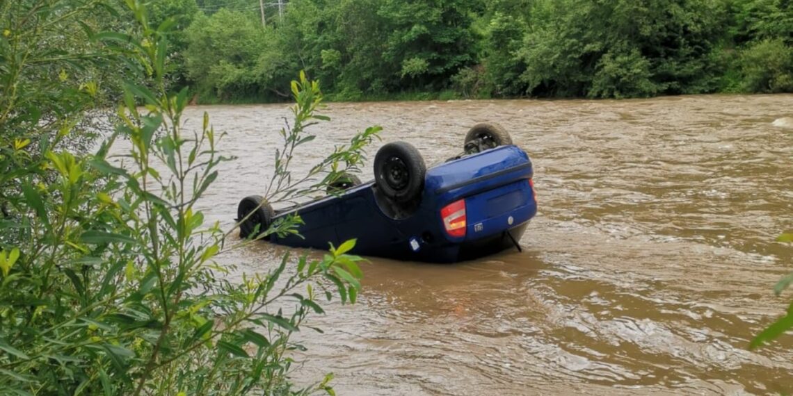 FOTO Un autoturism s-a răsturnat în albia râului Bistrița, pe raza comunei Crucea