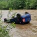 FOTO Un autoturism s-a răsturnat în albia râului Bistrița, pe raza comunei Crucea