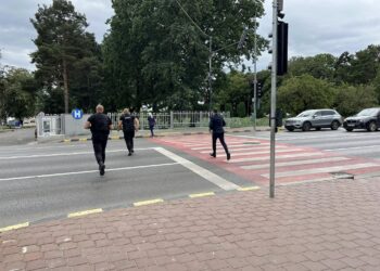 FOTO Managerul Spitalului Județean Suceava, apărat de agenți de pază, a fugit mișelește de jurnaliștii care voiau informații despre doi soți intoxicați cu ciuperci: ”Le-a cerut paznicilor să ne interzică filmatul în curtea spitalului, iar accesul ne-a fost limitat”