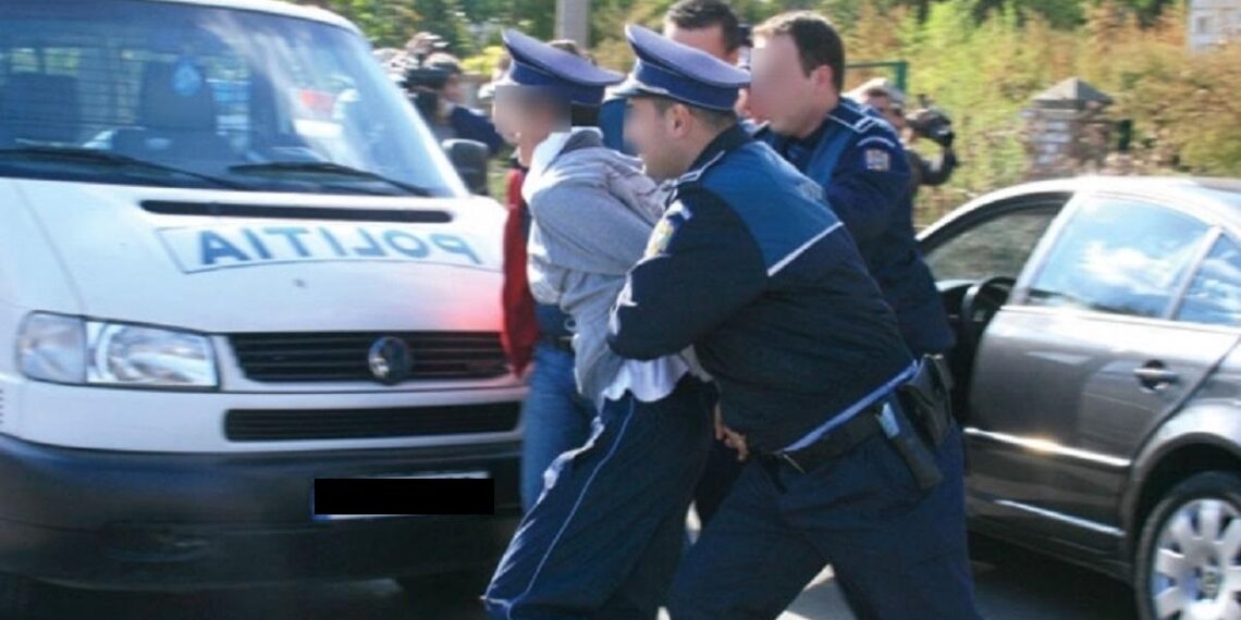 Fost polițist de frontieră, condamnat definitiv la închisoare cu suspendare, pentru că a agresat un polițist de ordine publică și i-a rupt epoleții, după ce s-a îmbătat ”cui” și s-a izbit cu mașina într-un gard: ”Te împușc în cap!”