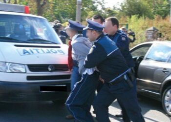Fost polițist de frontieră, condamnat definitiv la închisoare cu suspendare, pentru că a agresat un polițist de ordine publică și i-a rupt epoleții, după ce s-a îmbătat ”cui” și s-a izbit cu mașina într-un gard: ”Te împușc în cap!”