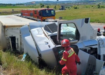 FOTO Un autotren încărcat cu portocale s-a răsturnat pe șoseaua de centură a municipiului Suceava