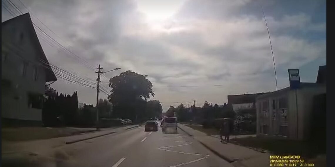 VIDEO Șofer din Mitocu Dragomirnei, aproape să lovească un copil pe trecerea de pietoni în timpul unei depășiri neregulamentare, amendat cu 1.980 de lei și permis suspendat pentru 120 de zile