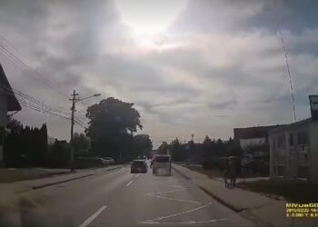 VIDEO Șofer din Mitocu Dragomirnei, aproape să lovească un copil pe trecerea de pietoni în timpul unei depășiri neregulamentare, amendat cu 1.980 de lei și permis suspendat pentru 120 de zile
